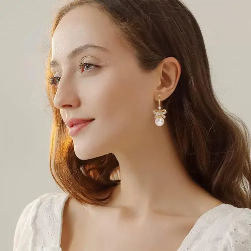 Vista 3 de MIKAMU Aretes de lazo de oro de 14 quilates para mujer, circonita cúbica, chapados en oro, delicados aretes de perlas para mujer, joyería de regalo