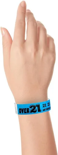 Vista 4 de 500 pulseras Tyvek azul neón WristCo Over 21 para eventos - ¾" x 10" - pulseras de papel impermeables, reciclables, cómodas, resistentes a Azul