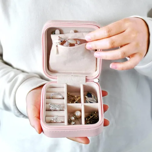 Vista 6 de HerFav Organizador de joyas de viaje, pequeño joyero, mini joyero portátil para anillos, aretes y collares para mujeres y niñas (rosa)