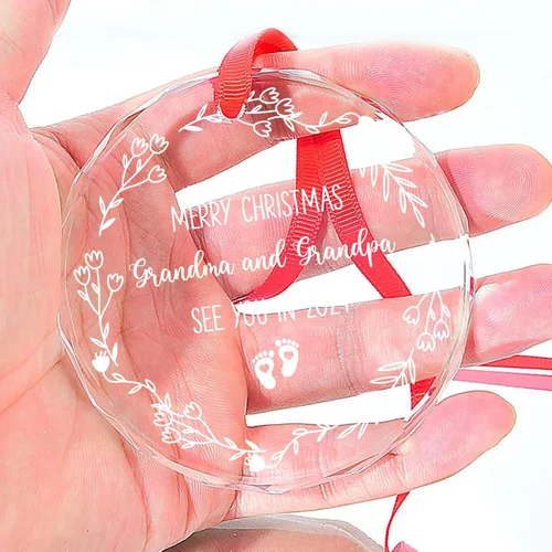 Vista 2 de Adorno de cristal personalizado para anuncio de bebé, adorno de Feliz Navidad, abuela y abuelo te veo en 2024, regalo de abuelos promocionados