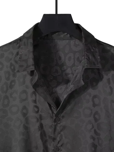 Vista 3 de Camisa de seda con estampado de leopardo satinado y manga corta con botones y cuello de solapa para hombre
