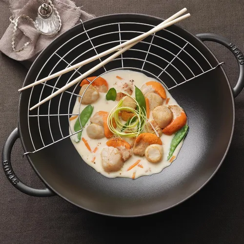 Vista 2 de STAUB Wok de hierro fundido, 6 cuartos de galón, negro mate