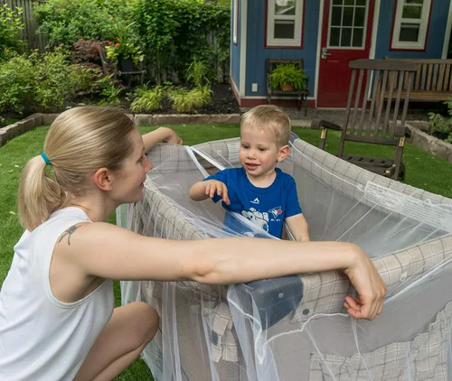 Vista 6 de Pack n Play Net con cremalleras – Se adapta a cuna, cochecito y corral – Red de malla duradera portátil de tamaño universal con elástico – Completo