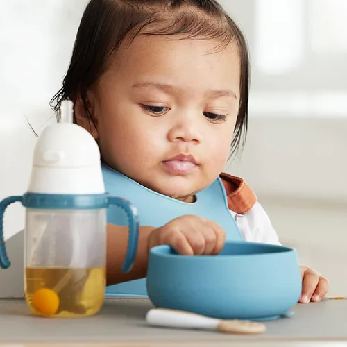 Vista 6 de NumNum Juego de tazones para bebé y 2 cucharas GOOtensils, tazones con succión para bebés de 4+ meses, succión extra fuerte antideslizante, 100%
