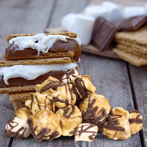 Vista 2 de Palomitas de maíz de chocolate S'mores by Its Delish, bolsa a granel de 1 libra, caramelizadas con chocolate y malvaviscos, bocadillo de maíz, sin