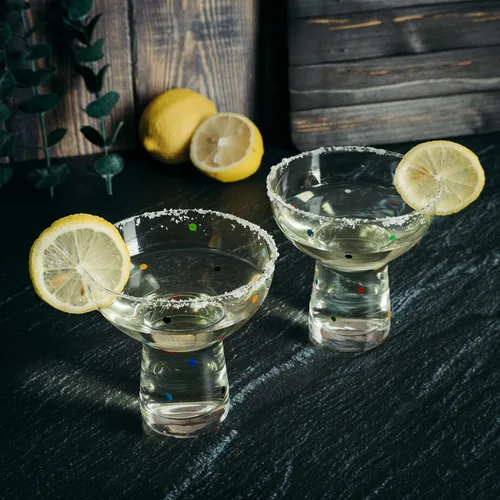 Vista 6 de Vasos coloridos soplados a mano con lunares – Margarita de confeti, copa de vino y Martini con puntos brillantes – Divertida cristalería retro