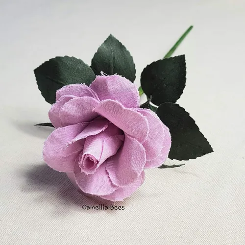Vista 5 de Camellia Bees Rosa de lino número 4 para esposa y marido, flor de lino hecha a mano para aniversario de boda de 4 años, día de San Valentín, día