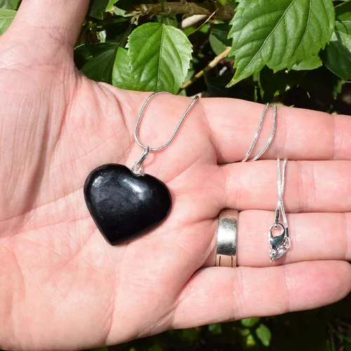 Vista 2 de Zenergy Gems - Collar con dije de corazón, piedras preciosas naturales del Himalaya en forma de corazón + cadena de plata de 20 + corazón de carga