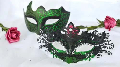 Vista 5 de Máscaras de máscaras para parejas Máscara veneciana de filigrana de metal brillante con diamantes de imitación y máscara veneciana para hombre