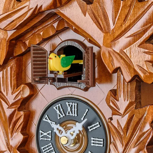 Vista 7 de TIMEGEAR Reloj de cuco pequeño con modo nocturno, pájaro tallado a mano y péndulo oscilante (cereza)