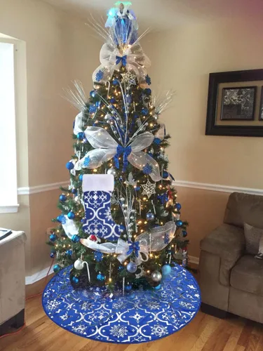 Vista 3 de Falda de árbol de Navidad, tapete grande de franela roja de 48 pulgadas con patrones dorados de Navidad para árbol de Navidad, decoración de fiesta
