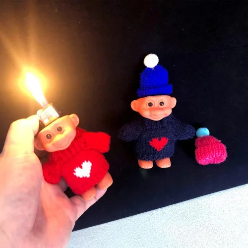 Vista 4 de Paquete de 2 fundas porta encendedor de muñecas Troll lindas de silicona, bolsa protectora divertida para mini muñecas con suéter y sombrero