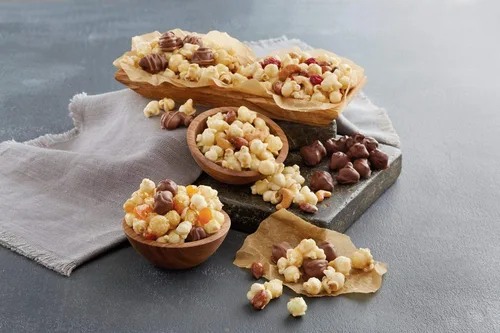 Vista 3 de Moose Munch® Premium Popcorn Classic Duo, cesta de regalo de palomitas de maíz, golosinas dulces y saladas, paquete variado