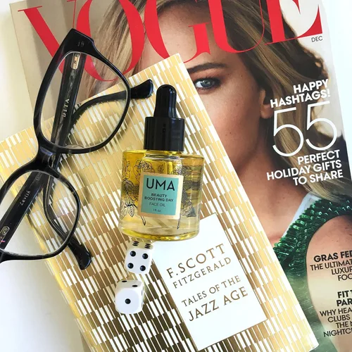 Vista 3 de UMA El aceite facial de día Beauty Boosting ayuda a hidratar la piel. Aceite facial hidratante ayurvédico para pieles sensibles a los tipos de piel