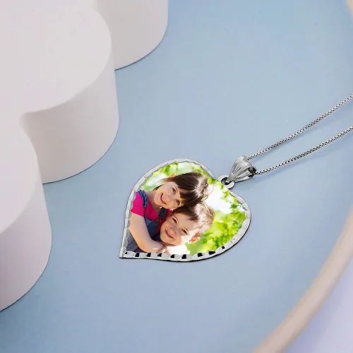 Vista 4 de Colgante personalizable PicturesOnGold.com con foto en forma de corazón grabado, collar con foto, colgante con foto con corte de diamante, 34 x 34