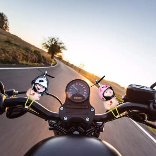 Vista 5 de ikasus Lindas figuras de muñeca de cerdo con casco, adorno de cerdito de la suerte, colgante para bicicleta, motocicleta, coche eléctrico, tablero