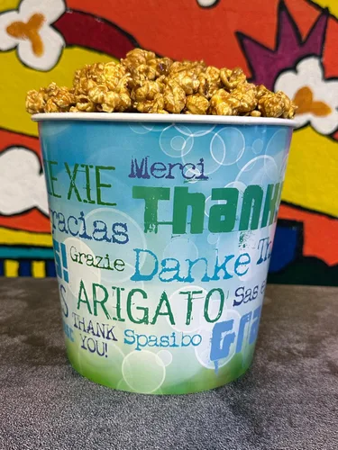 Vista 3 de Signature Popcorn, Cubo de regalo de agradecimiento de 1 galón, palomitas de maíz, recipiente de plástico reutilizable, aperitivo gourmet, sin