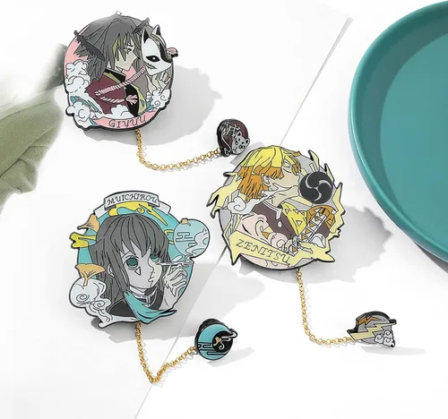 Vista 4 de MHTYYDS 1 broche de Demon Slayer Tomioka Giyuu Kimetsu No Yaiba cadena de metal esmaltada, colección de insignias para hombres y mujeres, regalo