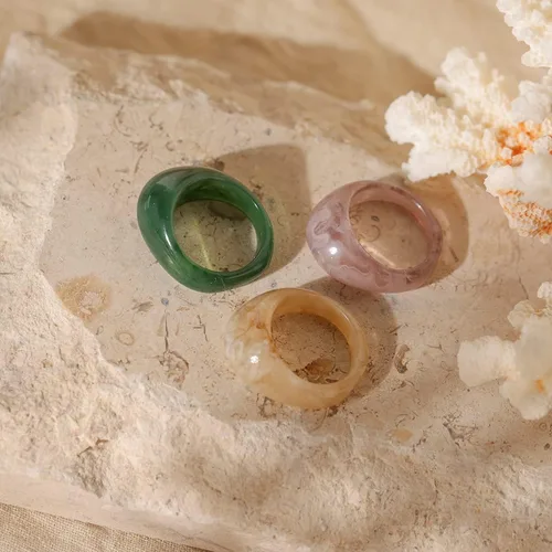 Vista 4 de Viva Joya 24-30 anillos de resina, anillos de plástico, anillos acrílicos para nudillos para mujeres, adolescentes y niñas, estéticos gruesos