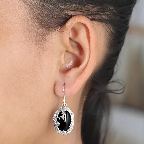 Vista 2 de NOVICA Aretes colgantes artesanales hechos a mano de ónice de plata de ley 925 floral de Bali, negro, Indonesia, piedra natal de la naturaleza