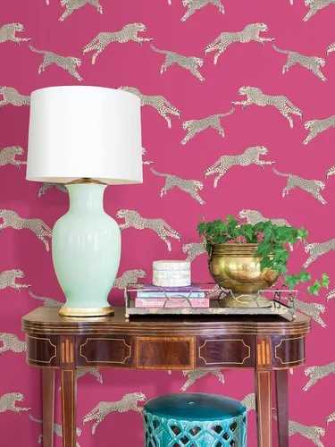 Vista 3 de Brewster Scalamandre Bubblegum Leaping Cheetah Peel and Stick - Papel pintado de guepardo rosa, papel de contacto extraíble para paredes