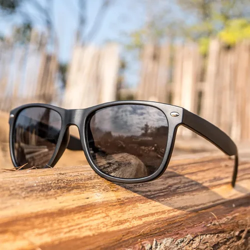 Vista 5 de MAXJULI Gafas de sol polarizadas para cabezas grandes, hombres y mujeres, protección UV 400, lentes de sol de grano de madera 8809 B1.negro/gris