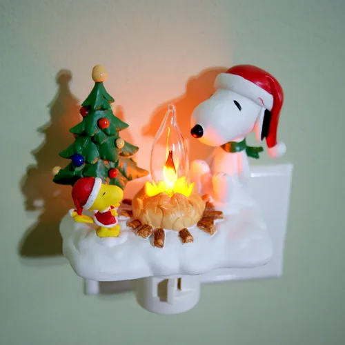 Vista 4 de Snoopy By Camp Fire - Luz nocturna parpadeante con enchufe giratorio de poliresina de 4.5 pulgadas
