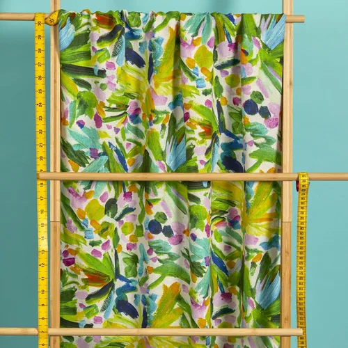 Vista 7 de Minerva Exclusiva tela de mezcla de viscosa de lino con pincelada Blooms, por yarda