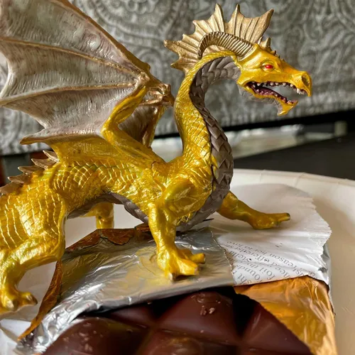 Vista 5 de Safari Ltd. Figura de dragón dorado – Figura detallada de 6.75 pulgadas – Divertido juguete educativo de fantasía para niños, niñas y niños a partir