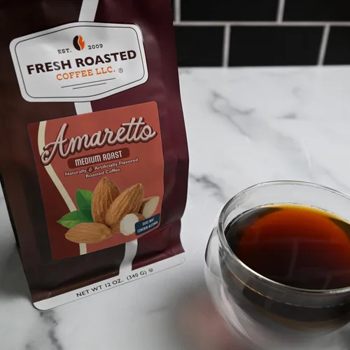 Vista 2 de Fresh Roasted Coffee, Amaretto - Café saborizado, 12 onzas, tostado medio, Kosher, grano entero