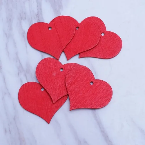 Vista 7 de 100 piezas de corazones de madera roja decorativos en forma de corazón con agujero para colgar para manualidades de bricolaje para decoración
