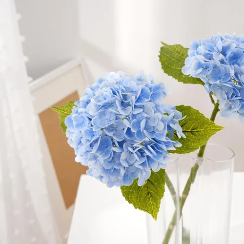 Vista 4 de Flores artificiales de hortensias de tacto real, 2 flores azules y 2 blancas de tacto real, flores de hortensias sintéticas de 21 pulgadas, flores