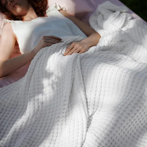 Vista 11 de Bedsure - Manta XL de punto gofre de algodón refrescante - Manta ligera y transpirable de rayón derivado de bambú para personas que se acaloran al