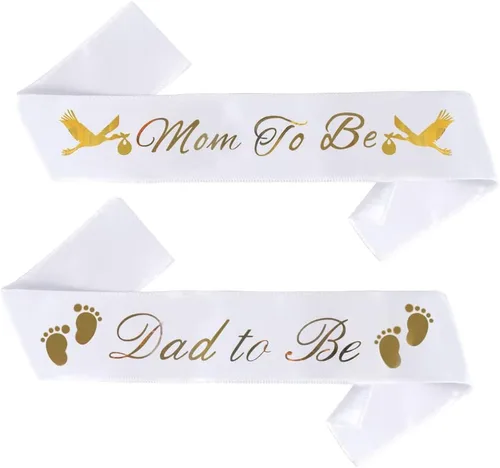 Vista 7 de Banda para baby shower con texto en inglés "Dad To Be & Mom To Be", color rosa con letras doradas para papá y mamá para baby shower Banda