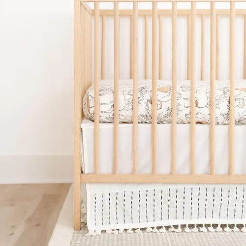 Vista 2 de Crane Baby Falda de cama envolvente para cuna, falda de cuna de algodón para niños y niñas, color blanco, 28 pulgadas de ancho x 52 pulgadas de alto