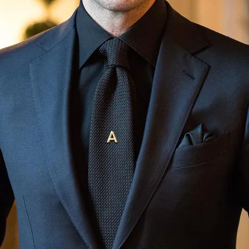 Vista 4 de AMITER Alfiler de corbata con inicial doradaplata para hombre con clips de cadena para corbata, pajarita y sombrero