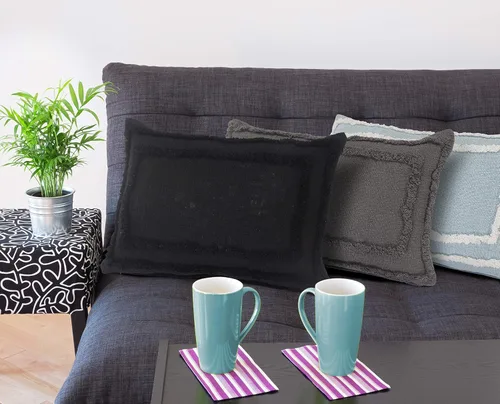 Vista 3 de Funda de almohada de algodón natural con bordes negros