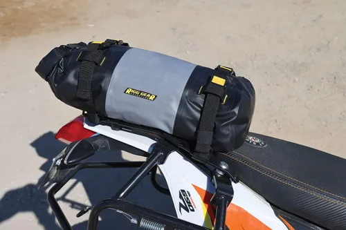 Vista 16 de Nelson-Rigg Bolsa impermeable enrollable Hurricane Dry de 10 L, con tapa enrollable, incluye correas para sujetar al vehículo, válvula de purga