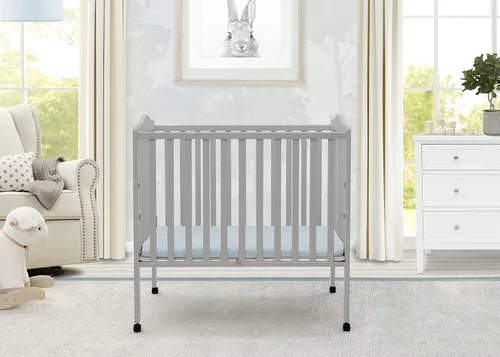 Vista 2 de Delta Children Cuna portátil plegable mini para bebé con colchón de 1.5 pulgadas - Certificado Greenguard Gold, gris