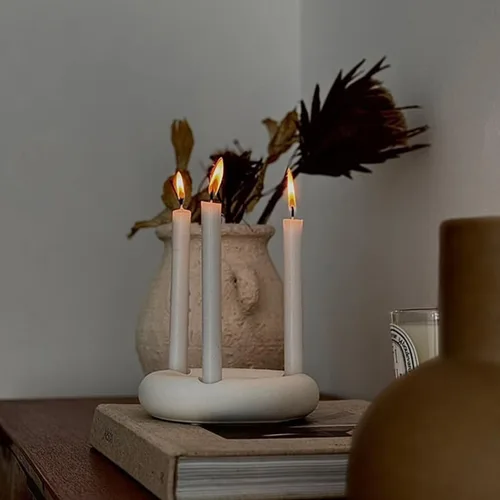 Vista 2 de Portavelas cónicos de cerámica, candelabro circular para 3 velas cónicas, decoración moderna para mesa de comedor, sala de estar, café, centro