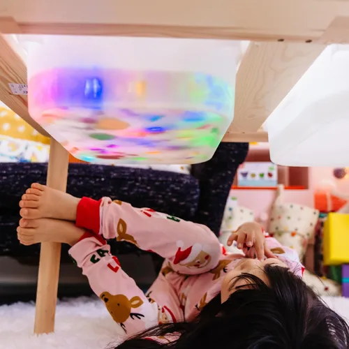Vista 6 de Paquete de cubos luminosos activados por agua Glo Pals para juego sensorial – Paquete de 12 (Holly Jolly)