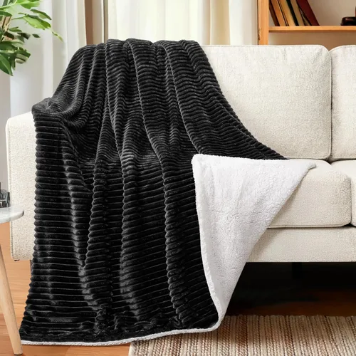 Vista 2 de PAVILIA Manta negra de forro polar Sherpa para sofá, manta suave y mullida, manta Sherpa de franela esponjosa para sofá, cálida manta de invierno