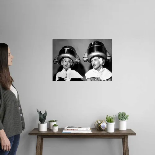 Vista 2 de GREATBIGCANVAS Póster impreso sin marco de dos mujeres sentadas juntas de los años 50