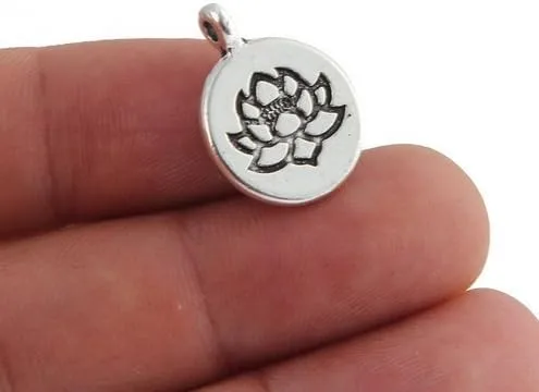Vista 2 de 14 colgantes de loto diminutos encanto de loto plata antigua 0.591x0.591 in Zen Buddhist Yoga Charms Colgante para meditación Mindfulness (NS802)