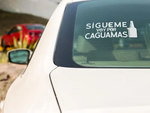 Vista 3 de Divertida calcomanía en español Sígueme Voy Por Caguamas calcomanías para carros calcomanías mexicanas para camiones Calcomanias para Trocas o Carro