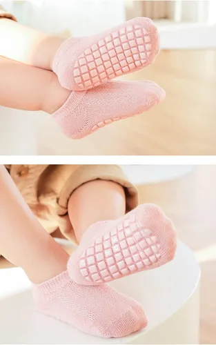 Vista 4 de Calcetines antideslizantes para bebés, calcetines antideslizantes para niños pequeños, calcetines delgados de malla al tobillo para bebés, recién