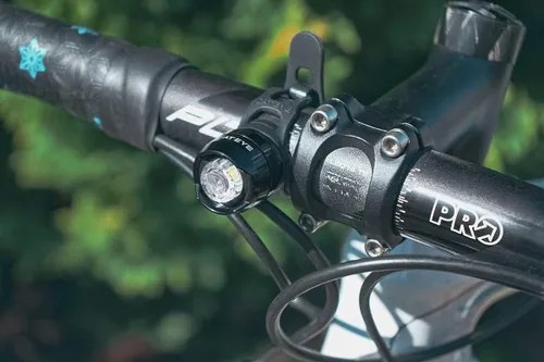 Vista 4 de CATEYE ORB - Luz de seguridad recargable USB – Luz LED intermitente para bicicleta de alta visibilidad, múltiples modos de iluminación, diseño