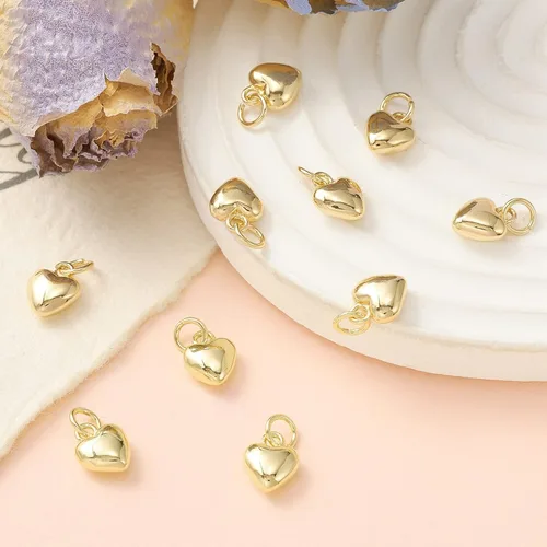 Vista 5 de KitBeads 10 dijes de corazón chapados en oro real de 18 quilates de latón dulce amor, mini colgantes 3D para el día de San Valentín para hacer