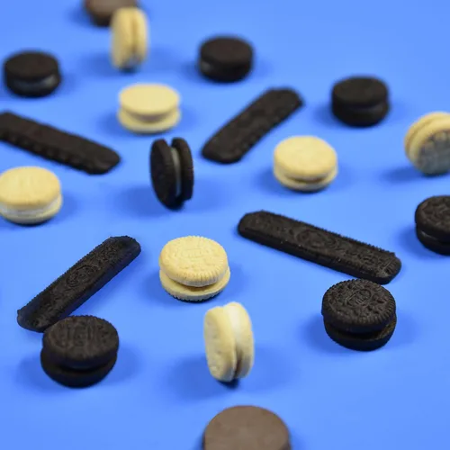 Vista 8 de Galletas sándwich mini OREO Golden, sabor vainilla, 1 paquete resellable Snak-Sak, 8 oz