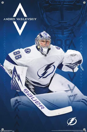 Vista 4 de Trends International NHL Tampa Bay Lightning - Póster de pared de Andrei Vasilevskiy 19, 14.72 x 22.37 pulgadas, paquete de póster premium y alfiler